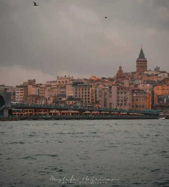 İstanbul'un Galata Kulesi ve tarihi Galata semti, suyun karşısından görülüyor. _by fotoloji