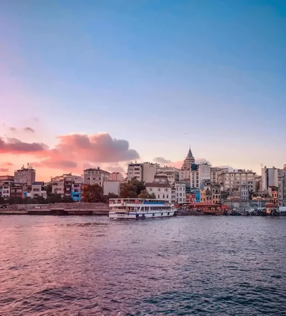 Galata Kulesi ve sahil şeridinin de yer aldığı, İstanbul Galata'nın muhteşem gün batımı manzarası. _by fotoloji