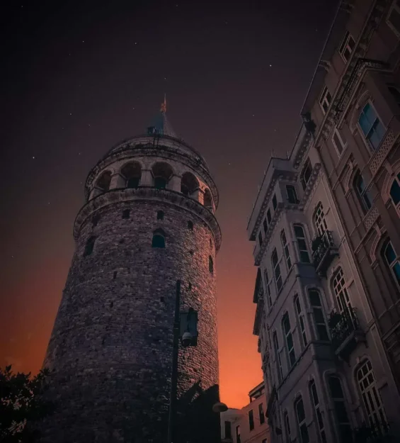 Gün batımında Galata Kulesi, gökyüzünde yıldızlar ve tarihi binalar _by fotoloji