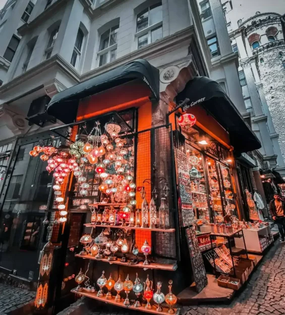 Rengarenk Türk lambalarının sergilendiği hareketli Galata mağazası. _by fotoloji
