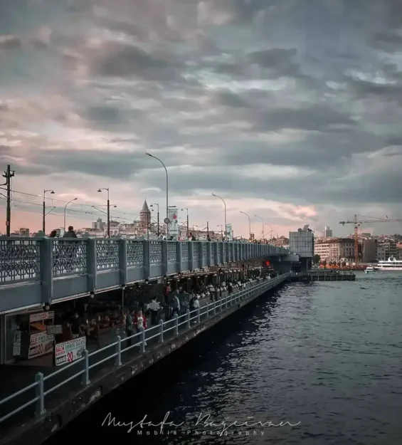 Galata Kulesi manzarasıyla köprü üstünde yürüyen insanlar _by fotoloji