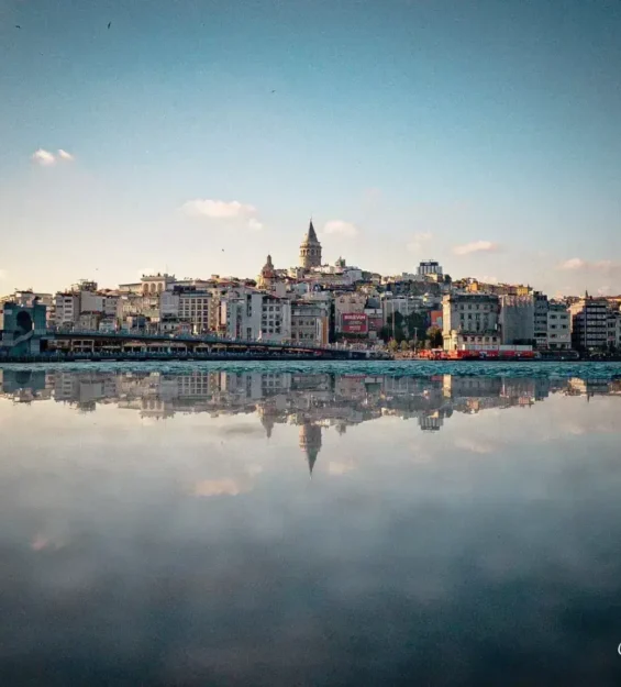 Galata Kulesi ve İstanbul silüetinin sakin su üzerindeki muhteşem yansıması. _by fotoloji