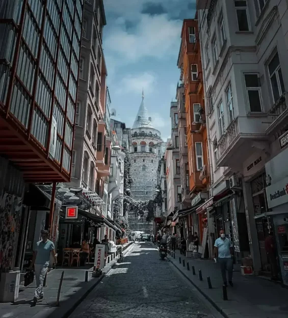İstanbul'da Galata Kulesi'ne çıkan dar Galata sokağı. _by fotoloji