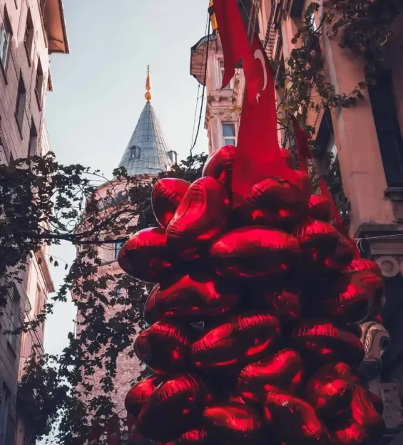 Ön planda kırmızı kalp balonları bulunan Galata Kulesi arka planı _by fotoloji