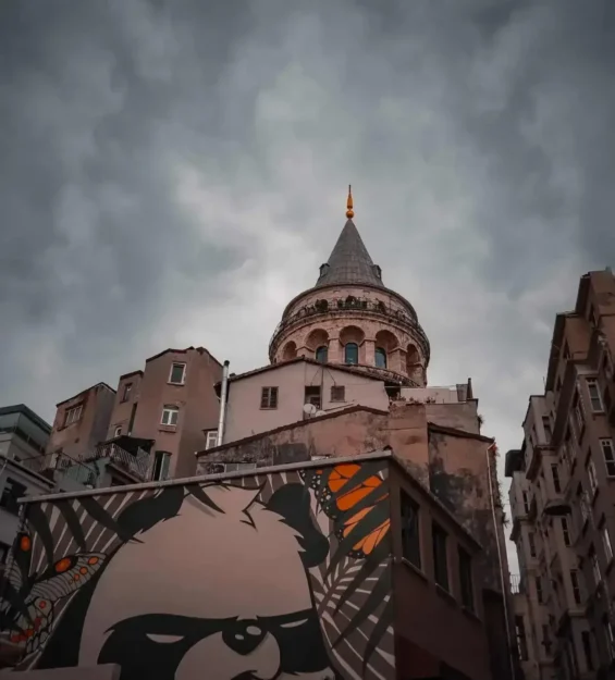 Galata Kulesi ve yatırım yapıları, grafiti sanat eseriyle _by fotoloji