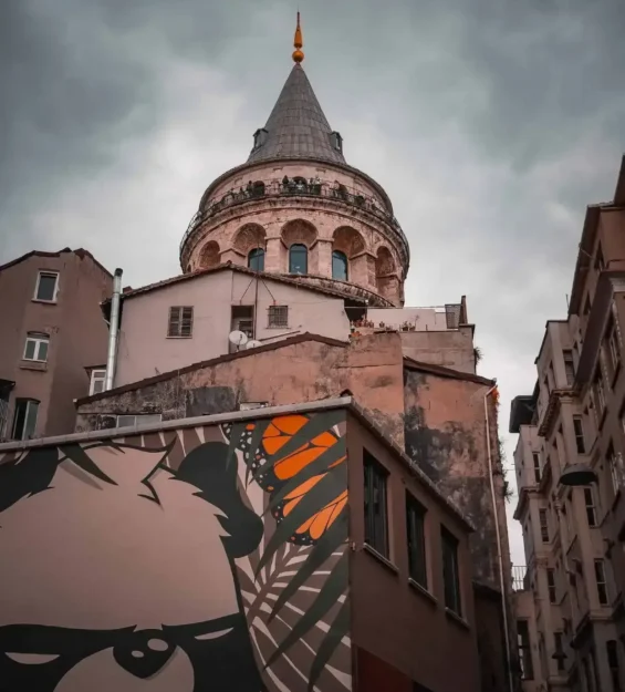 Galata Kulesi, rengarenk İstanbul binalarının ve sokak sanatının üzerinde yükseliyor. _by fotoloji