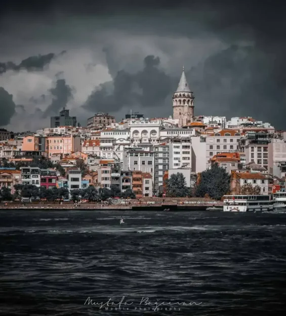 İstanbul'un Galata semtinin fırtınalı manzarası, Galata Kulesi ve tarihi yapılar. _by fotoloji