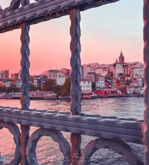 Galata Kulesi ve günün kaybında Boğaz manzarası _by fotoloji