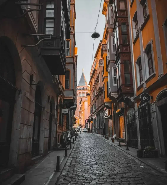 İstanbul Galata'da Galata Kulesi'ne doğru uzanan dar Arnavut kaldırımlı sokak. _by fotoloji