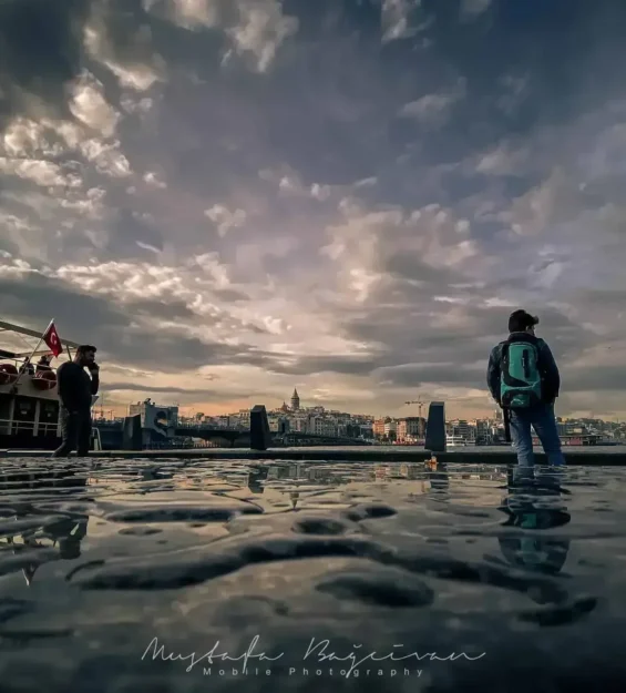 Uzakta Galata Kulesi ile Galata gün batımına karşı silüet _by fotoloji
