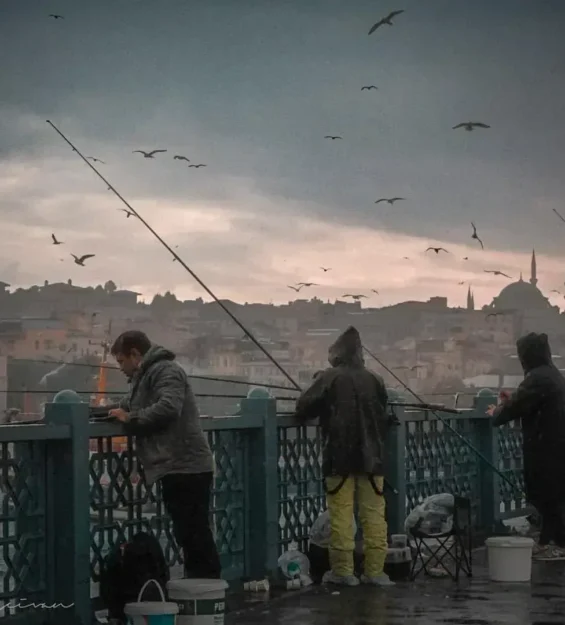 Galata manzaralarıyla balık tutan insanlar, arka planda tarihi silüet _by fotoloji