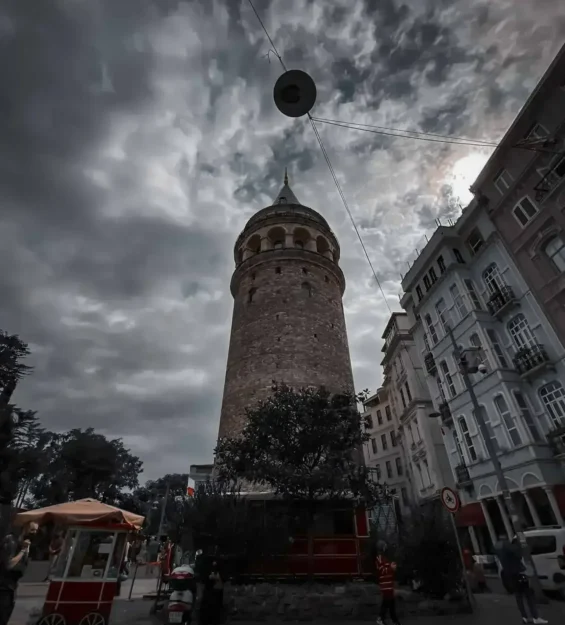 Tarihi binalarla çevrili dramatik bulutlu gökyüzünün altında Galata Kulesi _by fotoloji
