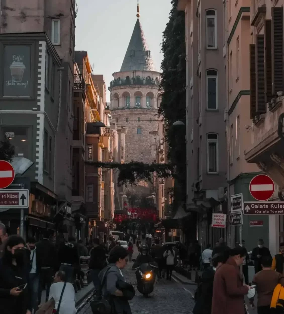 İstanbul'da alacakaranlıkta şehir sokaklarının manzarasına sahip Galata Kulesi _by fotoloji