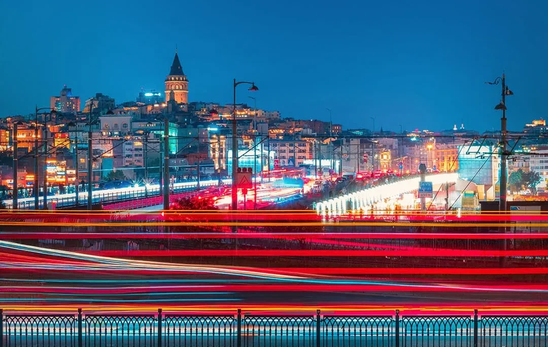 Geceleri renkli ışık izleriyle Galata Kulesi ve İstanbul şehir manzarası _by fotoloji