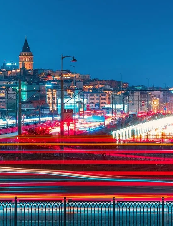 Geceleri renkli ışık izleriyle Galata Kulesi ve İstanbul şehir manzarası _by fotoloji
