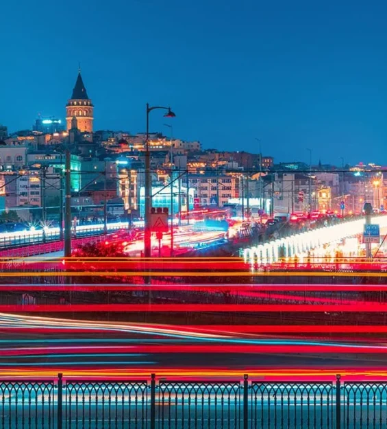 Geceleri renkli ışık izleriyle Galata Kulesi ve İstanbul şehir manzarası _by fotoloji