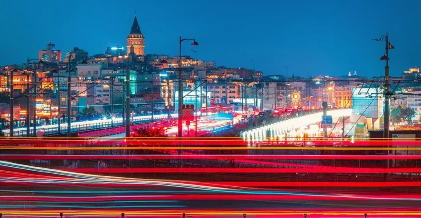 Geceleri renkli ışık izleriyle Galata Kulesi ve İstanbul şehir manzarası _by fotoloji