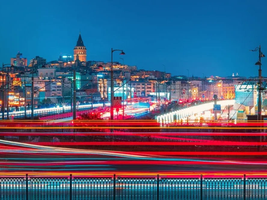 Geceleri renkli ışık izleriyle Galata Kulesi ve İstanbul şehir manzarası _by fotoloji