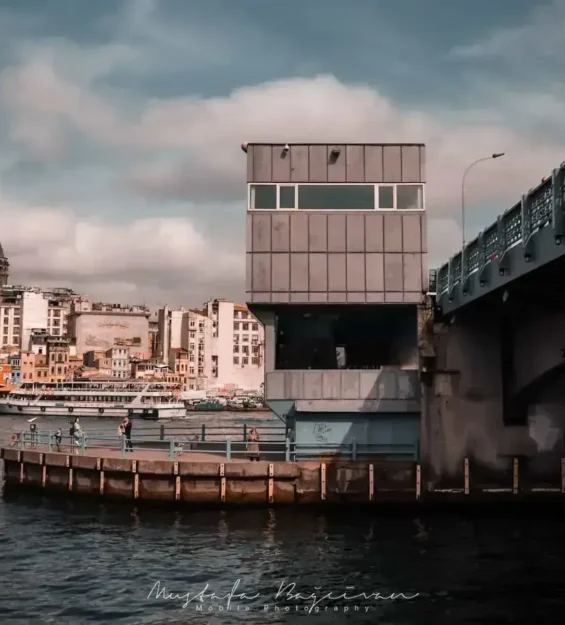 Bulutlu bir günde ön planda Galata Köprüsü ile Galata Kulesi _by fotoloji