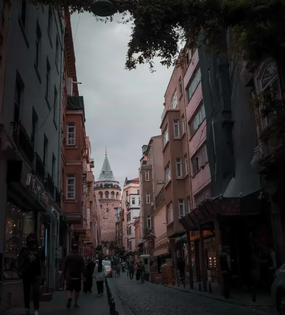 Galata Kulesi görülüyor, dar bir İstanbul sokağında tarihi binalar _by fotoloji