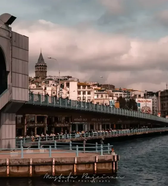 Galata manzaraları, Galata Köprüsü ve Galata Kulesi'nin arka planında yer alan bir İstanbul sahnesi _by fotoloji