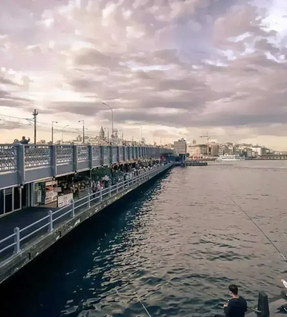 Galata Köprüsü'nde balık tutan insanlar, İstanbul manzarası _by fotoloji