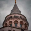Galata Kulesi'nin üst kısmı ve tarihi mimarisinin ön planı _by fotoloji