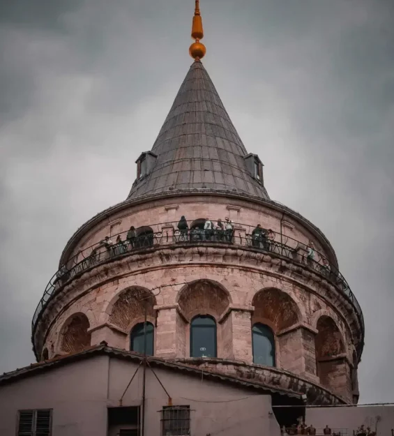 Galata Kulesi'nin üst kısmı ve tarihi mimarisinin ön planı _by fotoloji