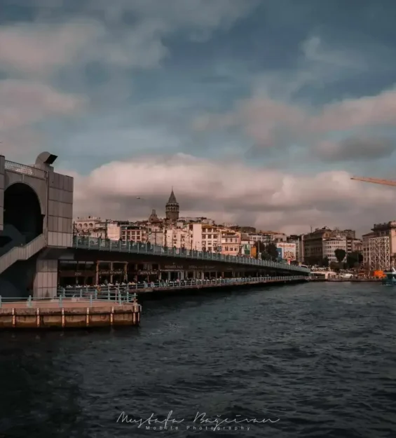 Galata Kulesi ve görsel üzeri bulutlu bir manzara, deniz kenarında görünümü _by fotoloji