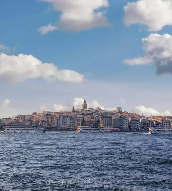 Galata Kulesi ve Boğaz manzarası, mavi gökyüzüyle çevrili _by fotoloji