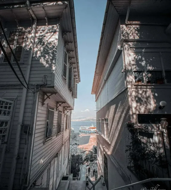 Adalar'da tarihi köşkler arasında görülen deniz manzarası _by fotoloji