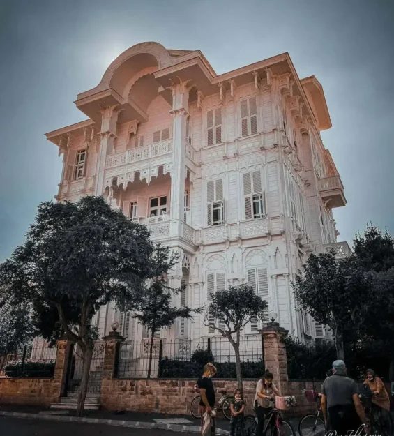 Büyükada'da tarihi bir köşk ve bisikletli insanlar _by fotoloji