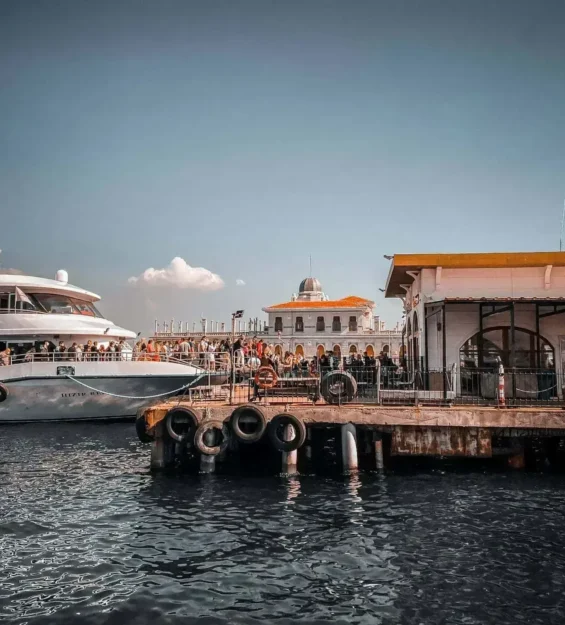 Adalar iskelesinde feribot, arka planda tarihi binalar. Adalar tekne turu. _by fotoloji