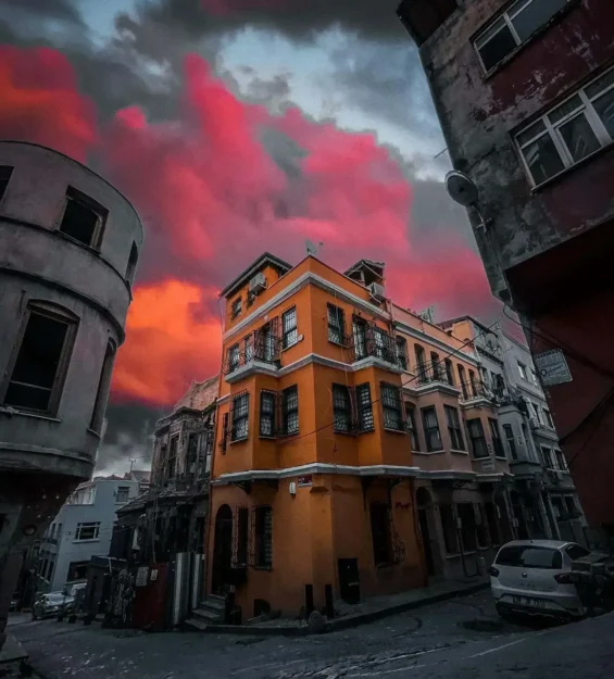 Balat kültürünü ve tarihini sergileyen, etkileyici bir gün batımı gökyüzünün altında renkli Balat evleri _by fotoloji
