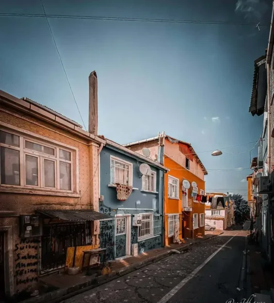 İstanbul'daki Balat semtinin tarihi mimarisini ve canlı kültürünü yansıtan rengarenk evler. _by fotoloji