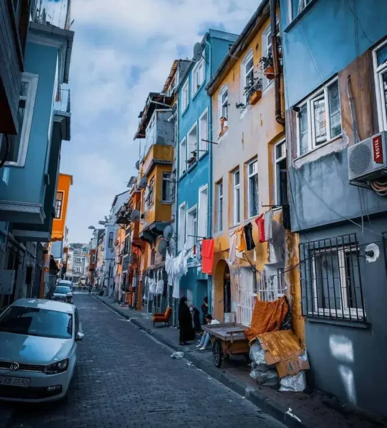 İstanbul'un dar Balat sokağı, rengarenk tarihi binalar, aralarında asılı çamaşırlar. _by fotoloji