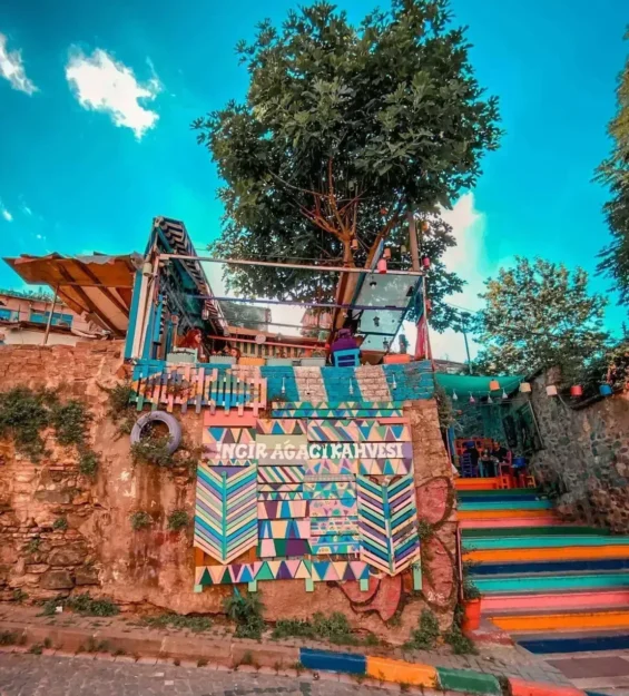 Balat'ta canlı merdivenleri olan renkli bir kafe, Balat kültürünü sergiliyor _by fotoloji