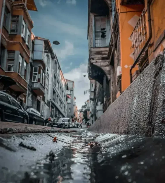 Canlı binaları ve ıslak Arnavut kaldırımlı yollarıyla Balat'ın renkli tarihi sokağı _by fotoloji