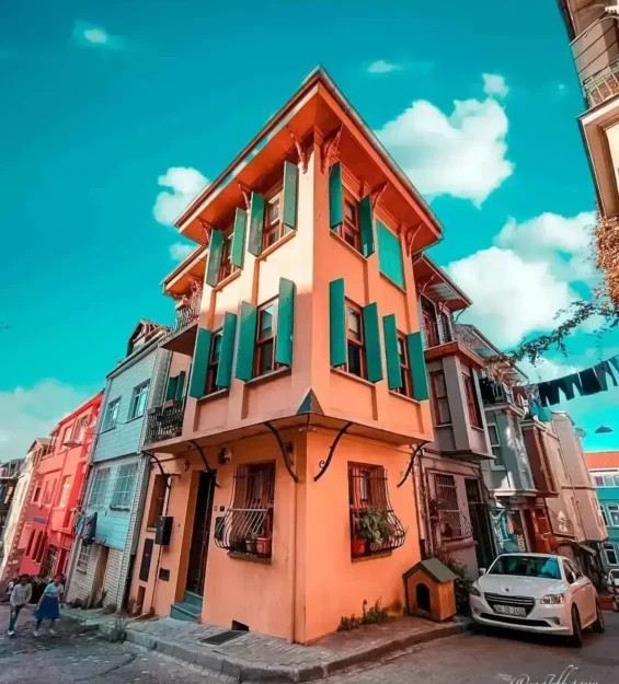Renkli Balat evleri, tarihi sokakta canlı pembe bina _by fotoloji