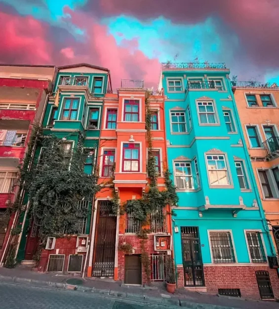 İstanbul'daki Balat semtinin canlı mimarisini ve kültürünü yansıtan rengarenk evler. _by fotoloji
