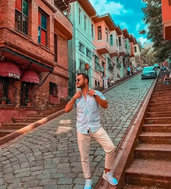 Tarihi Balat evlerinin bulunduğu renkli sokakta poz veren adam _by fotoloji