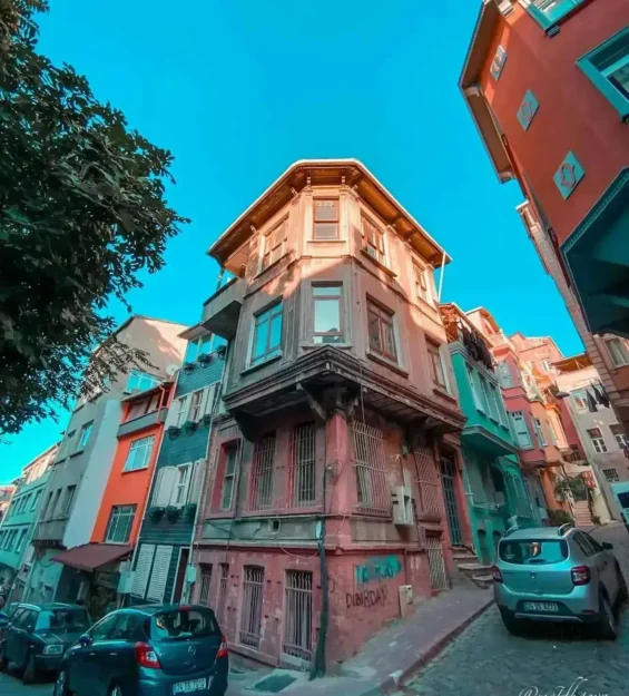 Balat'taki bir sokakta, Balat evleri ve canlı mimariyi sergileyen renkli tarihi evler _by fotoloji
