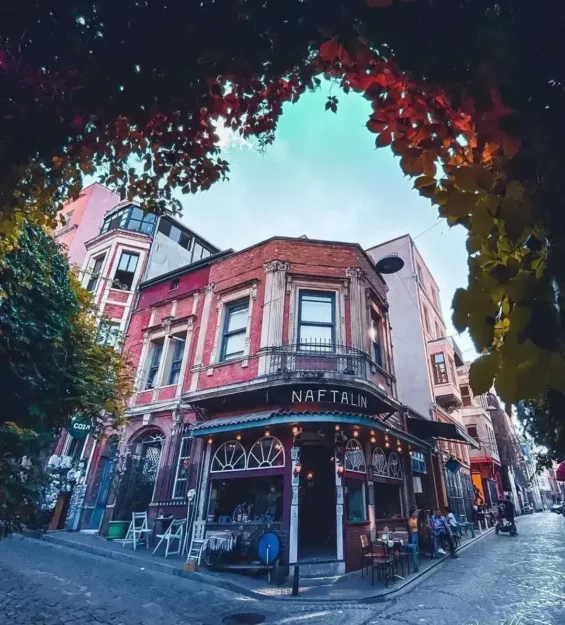 İstanbul'un renkli Balat sokak manzarası, tarihi tuğla binaları ve Naftalin adlı kafesiyle dikkat çekiyor. _by fotoloji