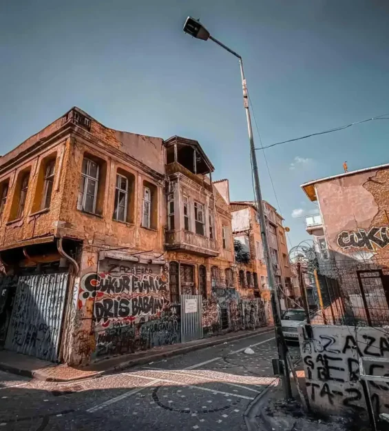 Renkli cepheleri ve sokak sanatıyla tarihi Balat evleri _by fotoloji