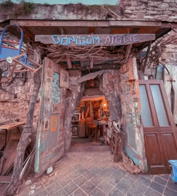 Balat'ta tarihi kapıdan görülen rengarenk atölye girişi _by fotoloji
