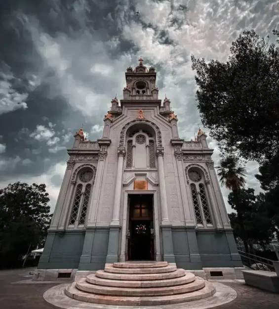 Balat'ta bulutlu gökyüzü altında bir tarihi kilise _by fotoloji