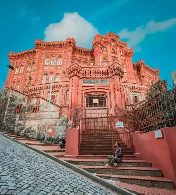 Balat'ta canlı mimariye sahip renkli tarihi bina _by fotoloji
