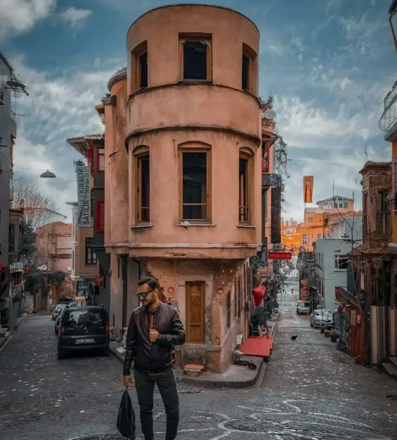 Balat'ta bir sokakta bulunan tarihi bina, Balat evleri ve kültürünü sergiliyor _by fotoloji