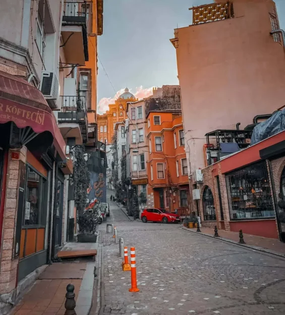 Tarihi Balat evleri ve kırmızı bir arabanın bulunduğu renkli sokak _by fotoloji