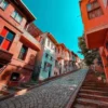 Balat'ta Arnavut kaldırımlı bir sokakta sıralanan renkli tarihi evler _by fotoloji